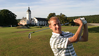 Menno Beelen vor der Burg Zievel