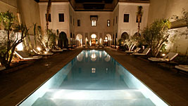 Schwimmen mit Blick auf die Moschee Schwimmen mit Blick auf die Moschee