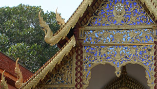 Golfurlaub Thailand, Kunstvolle Schnitzereien mit �ppiger Goldauflage