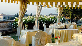 Stimmungsvoll speisen im historischen Garten Stimmungsvoll speisen im historischen Garten